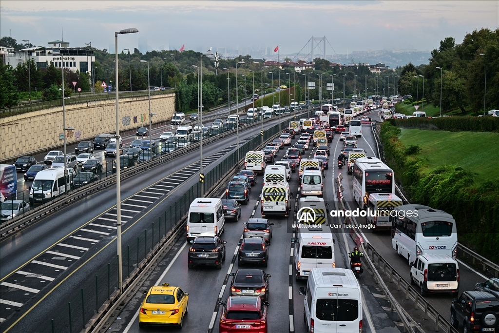 İstanbul'da haftanın ilk iş günü trafik yoğunluğu yaşanıyor