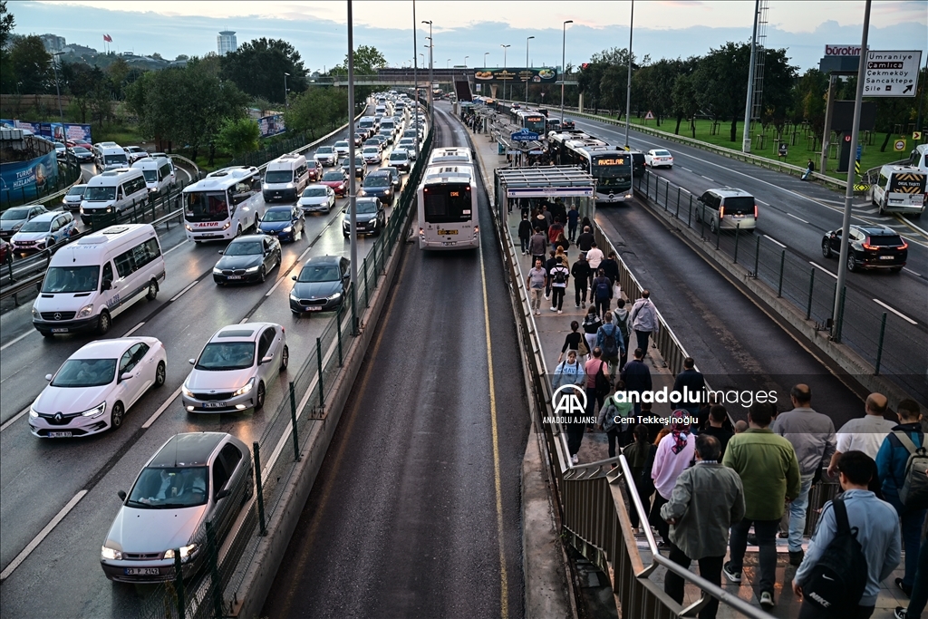 İstanbul'da haftanın ilk iş günü trafik yoğunluğu yaşanıyor