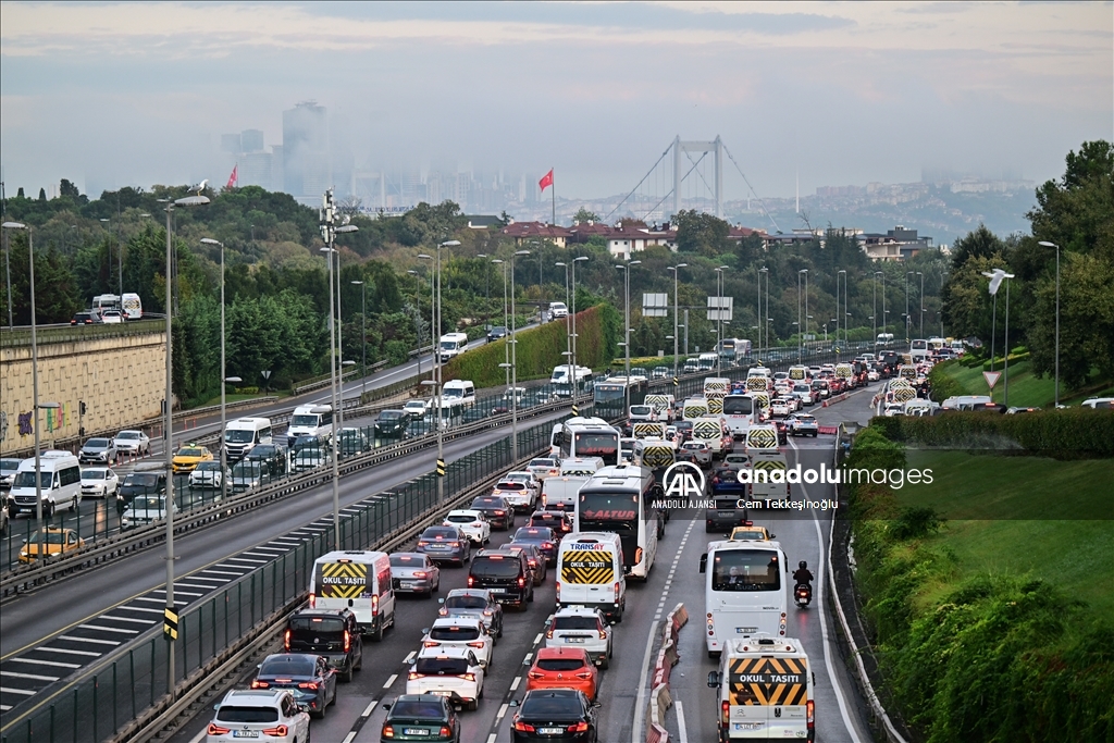 İstanbul'da haftanın ilk iş günü trafik yoğunluğu yaşanıyor
