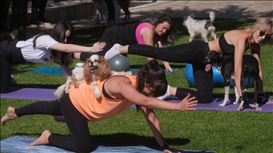 Sporsever kadınlar "patili dostlarıyla" pilates yaptı