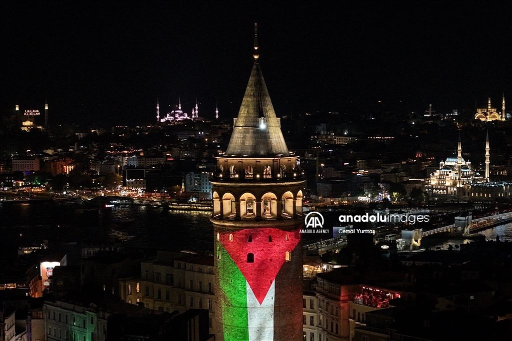 Le drapeau palestinien projeté sur la tour de Galata à Istanbul