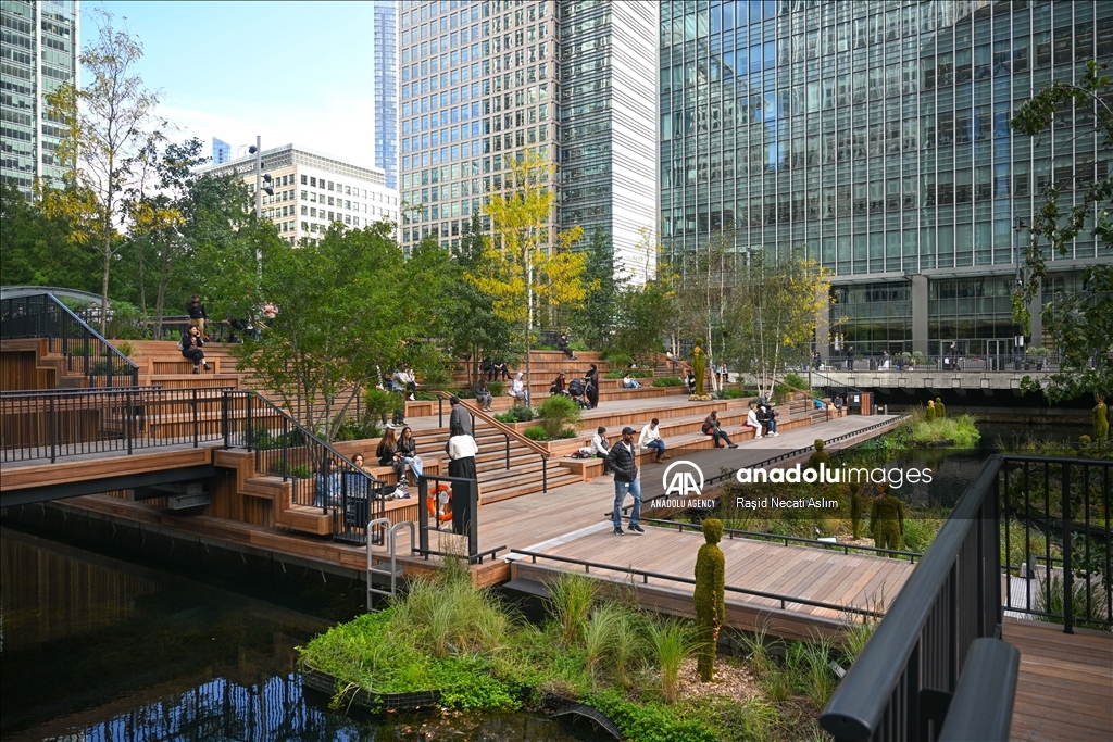 London's financial center Canary Wharf turns green