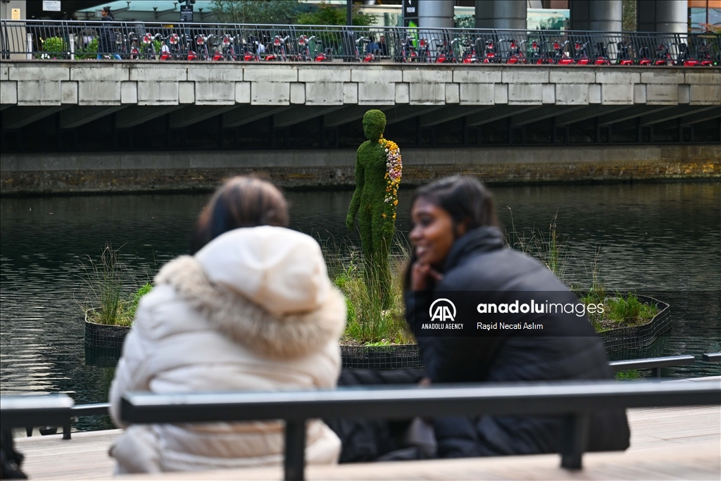 London's financial center Canary Wharf turns green