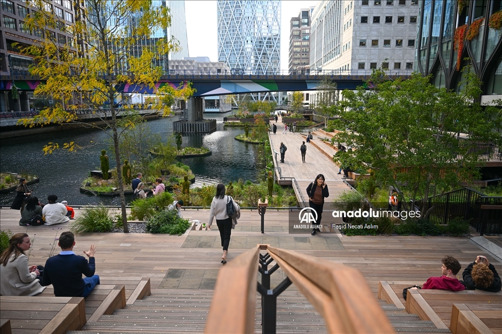 London's financial center Canary Wharf turns green