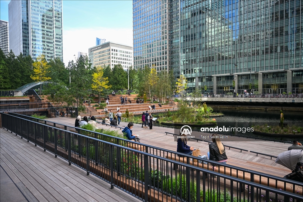 London's financial center Canary Wharf turns green