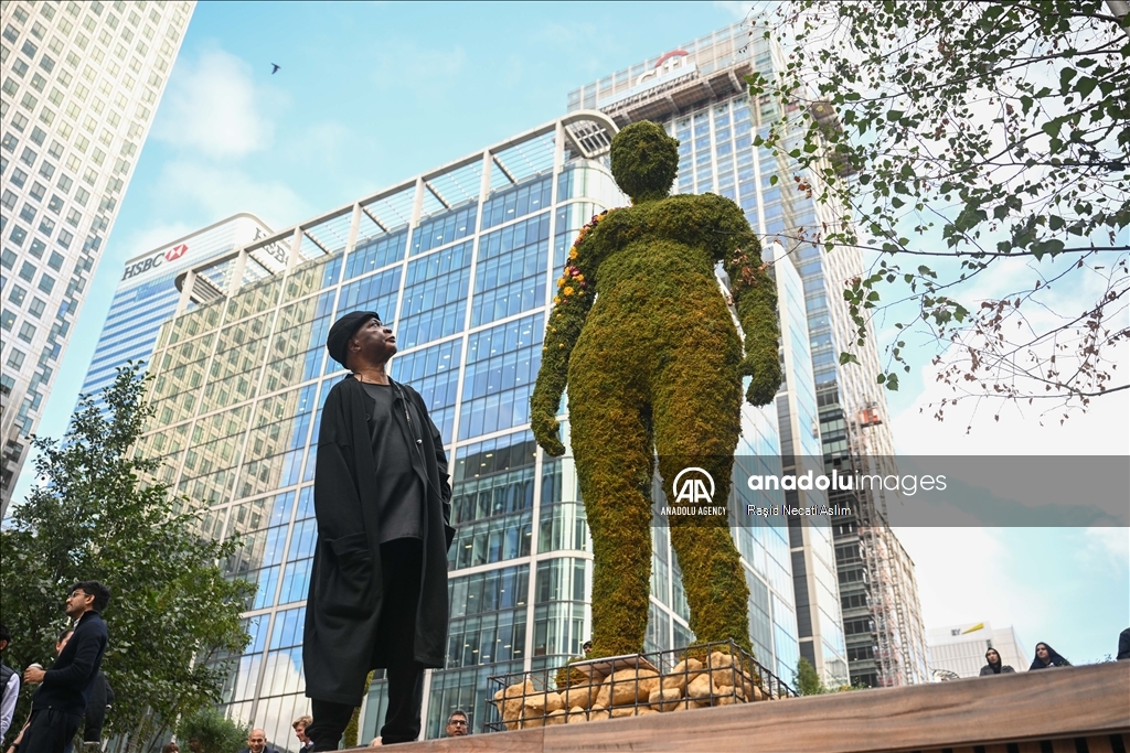 London's financial center Canary Wharf turns green