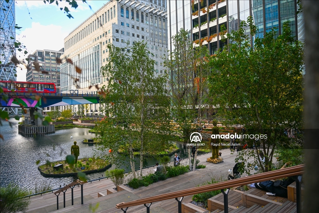 London's financial center Canary Wharf turns green