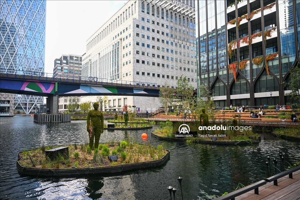 London's financial center Canary Wharf turns green