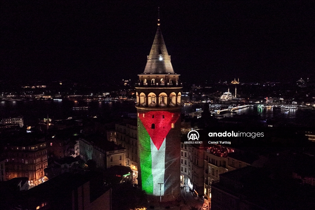 Le drapeau palestinien projeté sur la tour de Galata à Istanbul