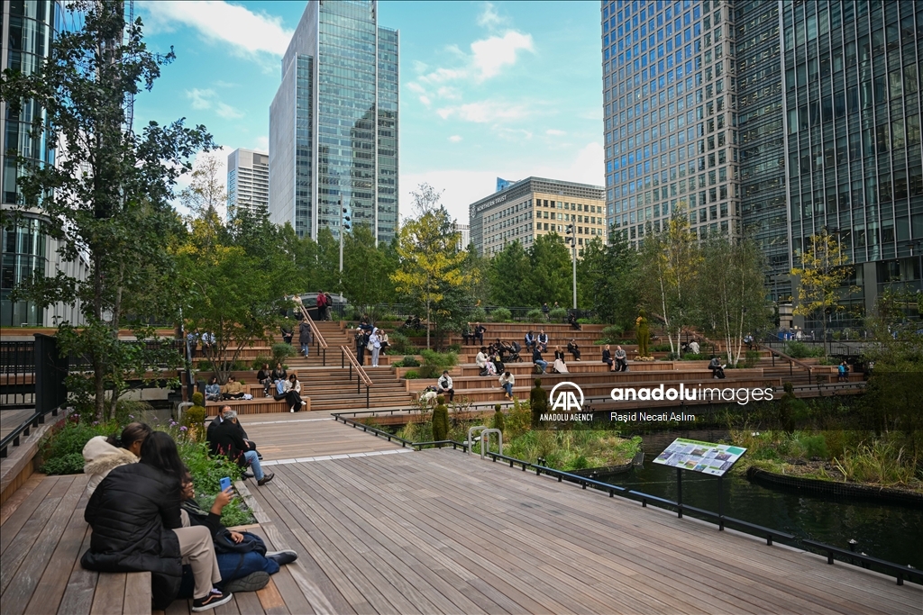 London's financial center Canary Wharf turns green