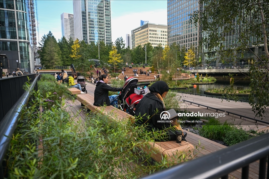 London's financial center Canary Wharf turns green