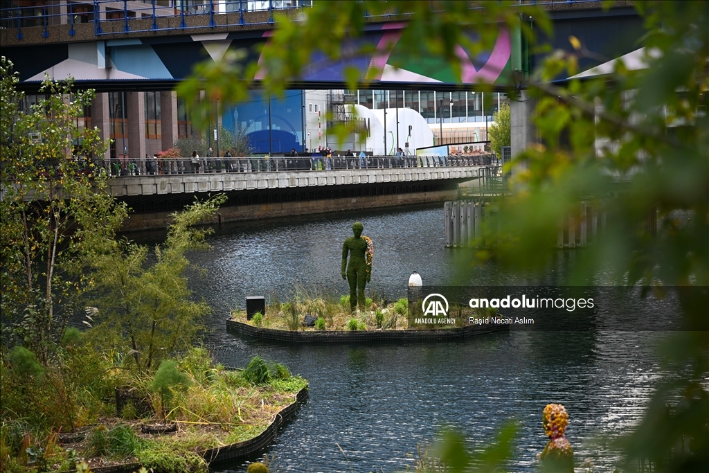 London's financial center Canary Wharf turns green