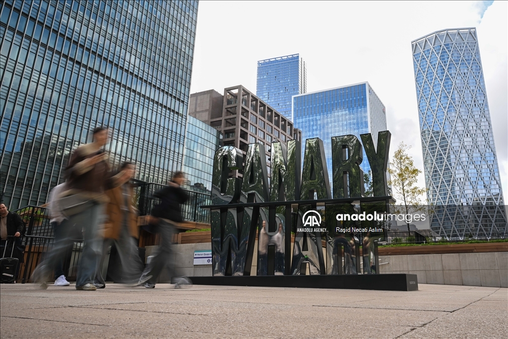 London's financial center Canary Wharf turns green