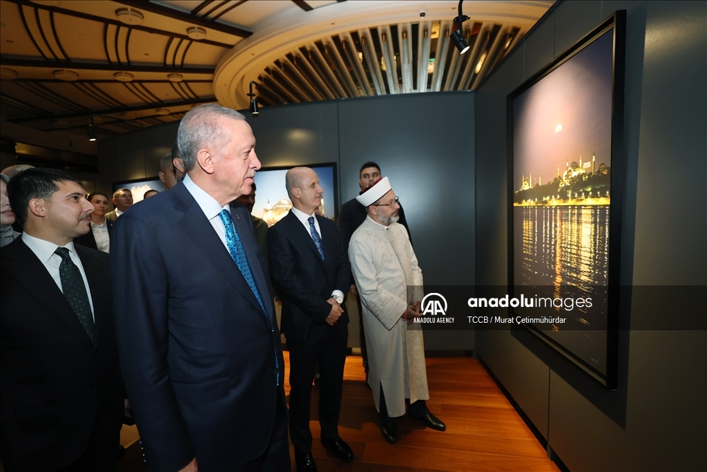 الرئيس أردوغان يتفقد معرض صور عن مسجد آيا صوفيا