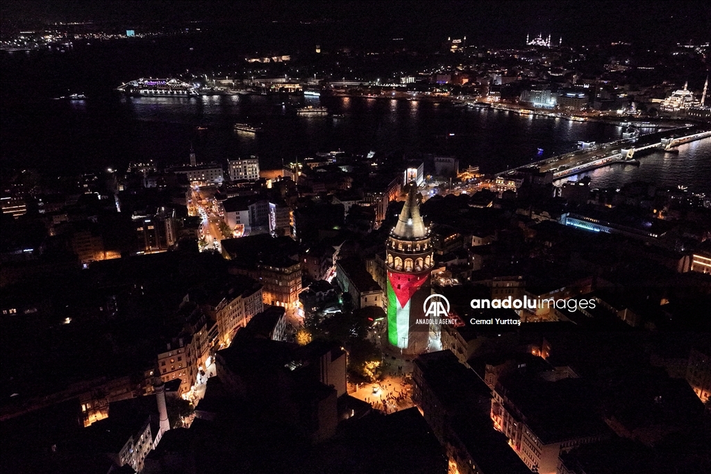 Le drapeau palestinien projeté sur la tour de Galata à Istanbul