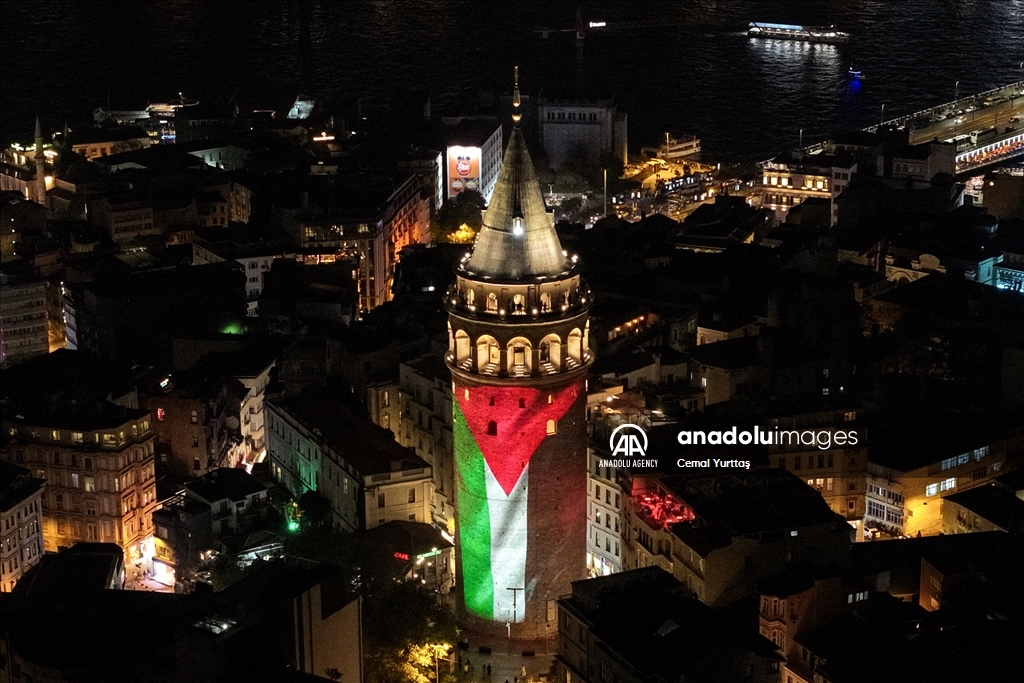 Le drapeau palestinien projeté sur la tour de Galata à Istanbul