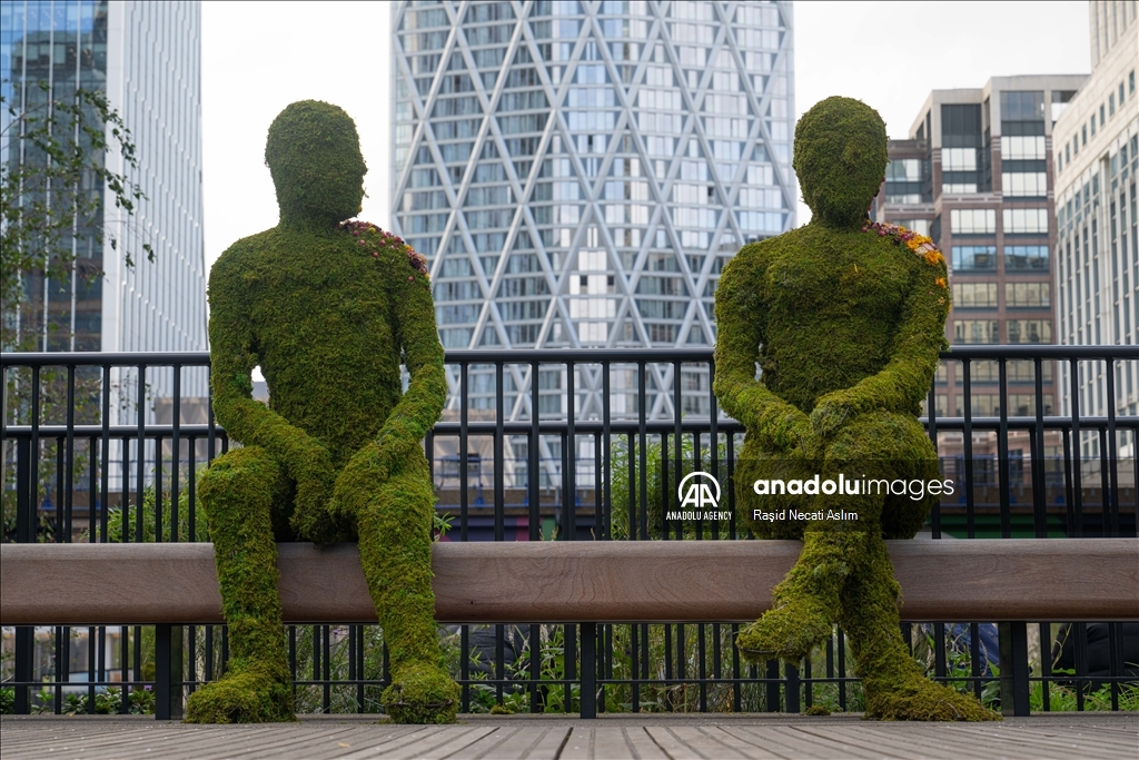 London's financial center Canary Wharf turns green