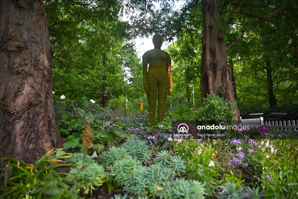 London's financial center Canary Wharf turns green