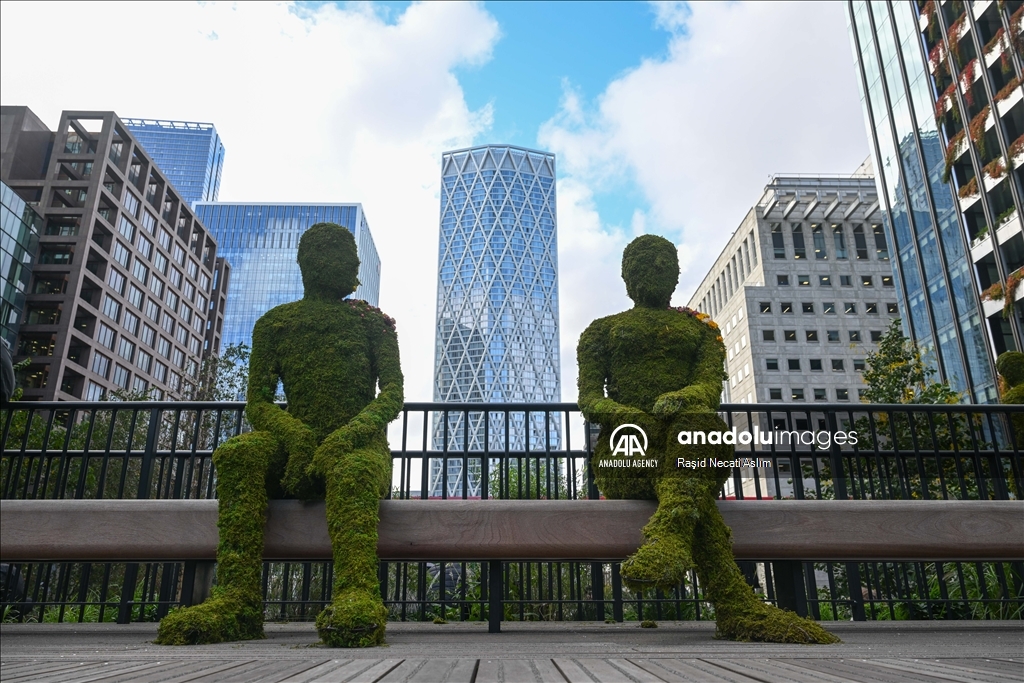 London's financial center Canary Wharf turns green