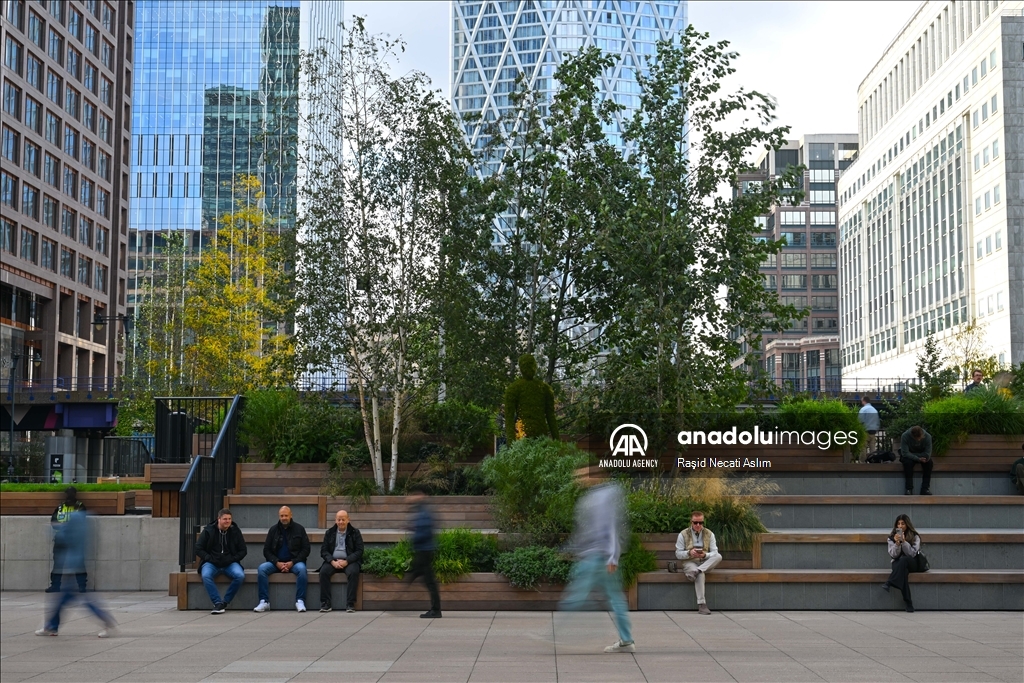 London's financial center Canary Wharf turns green