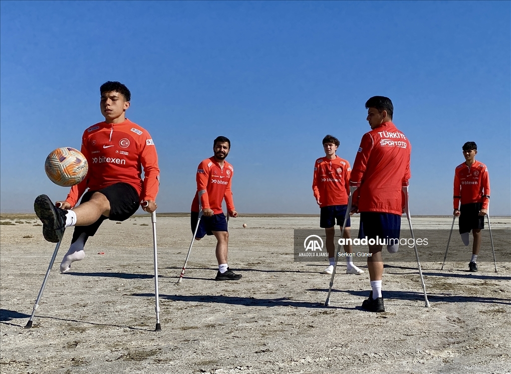 Ampute Milli Futbol Takımı, kuraklığa dikkati çekmek için kuruyan göl üzerinde antrenman yaptı