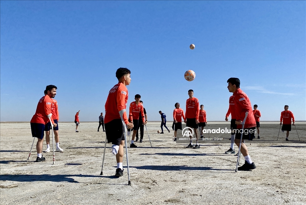 Ampute Milli Futbol Takımı, kuraklığa dikkati çekmek için kuruyan göl üzerinde antrenman yaptı