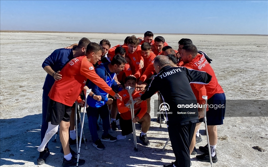 Ampute Milli Futbol Takımı, kuraklığa dikkati çekmek için kuruyan göl üzerinde antrenman yaptı