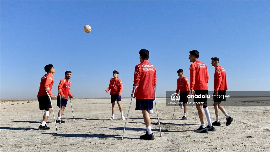 Ampute Milli Futbol Takımı, kuraklığa dikkati çekmek için kuruyan göl üzerinde antrenman yaptı