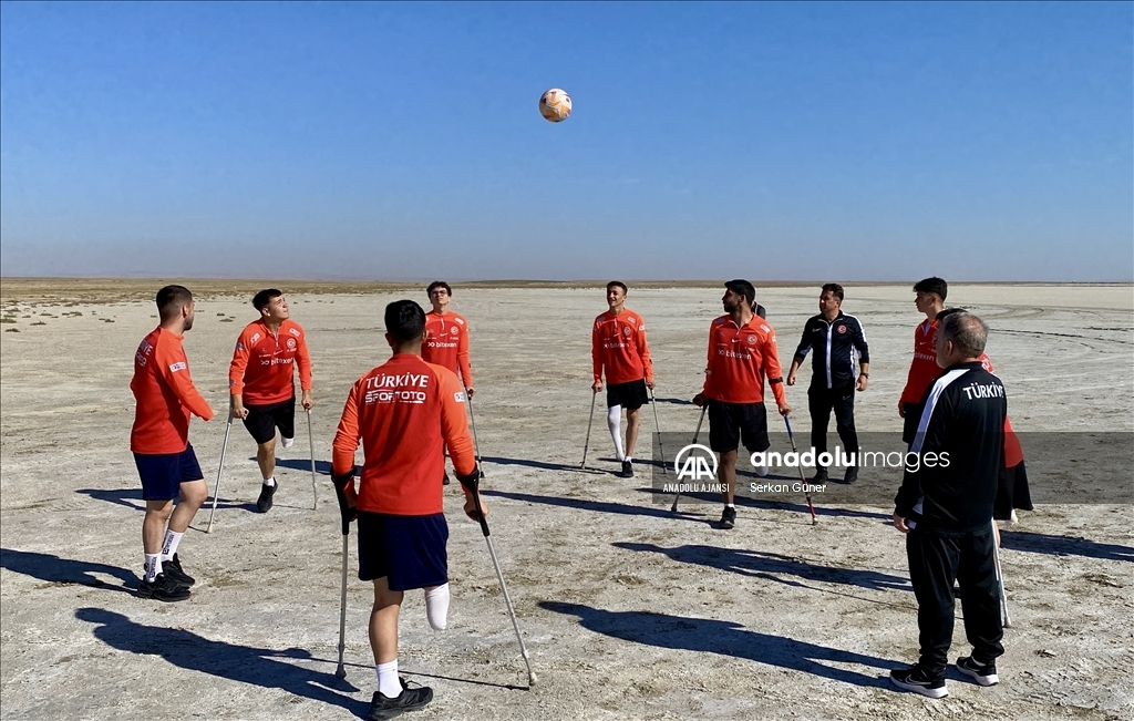 Ampute Milli Futbol Takımı, kuraklığa dikkati çekmek için kuruyan göl üzerinde antrenman yaptı