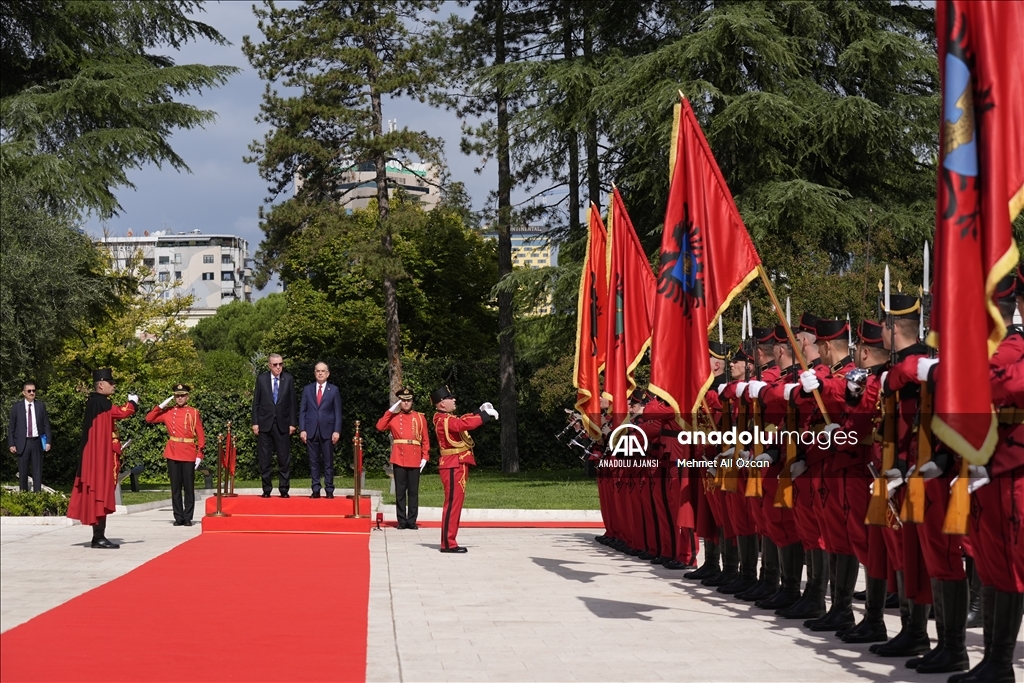 Cumhurbaşkanı Erdoğan, Arnavutluk Cumhurbaşkanı Begay tarafından resmi törenle karşılandı