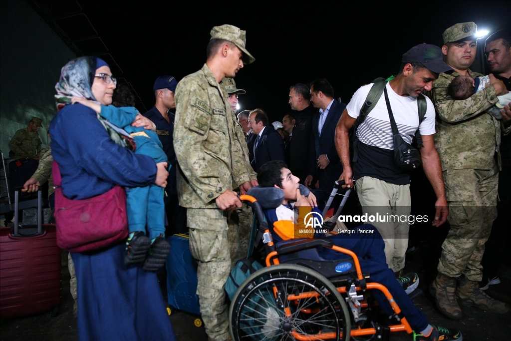 Lübnan'dan tahliye edilen sivilleri taşıyan amfibi gemilerden ilki Mersin'e ulaştı