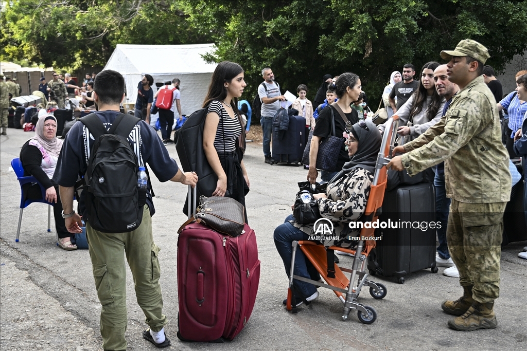 Lübnan'dan tahliye edilen sivilleri taşıyan 2 Türk gemisi Beyrut Limanı'ndan ayrıldı