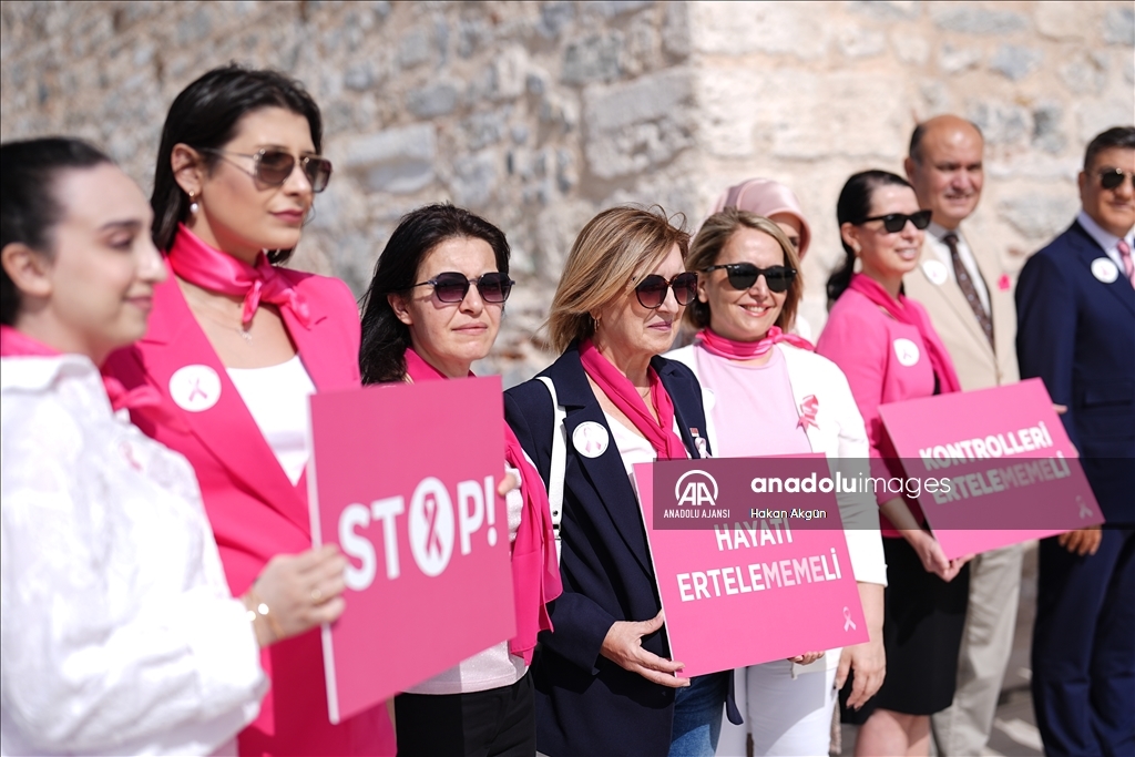 Meme kanserinde farkındalık için Kız Kulesi'ne pembe kurdele asıldı
