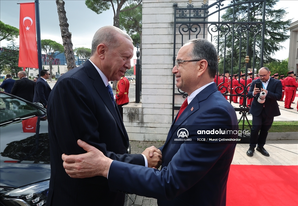 Cumhurbaşkanı Erdoğan, Arnavutluk Cumhurbaşkanı Begay tarafından resmi törenle karşılandı