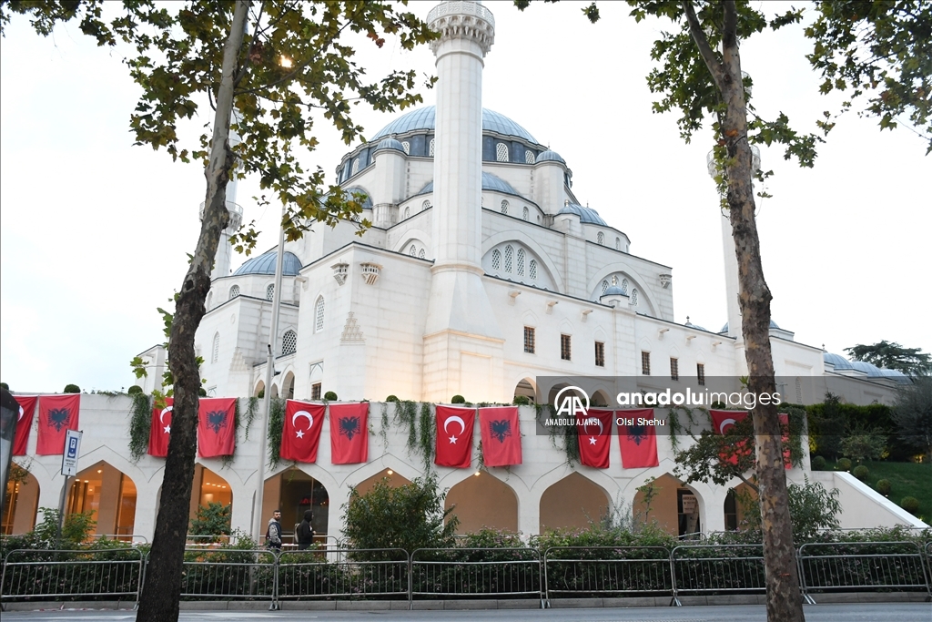 Arnavutluk sokakları Cumhurbaşkanı Erdoğan'ın ziyareti öncesi bayraklarla donatıldı
