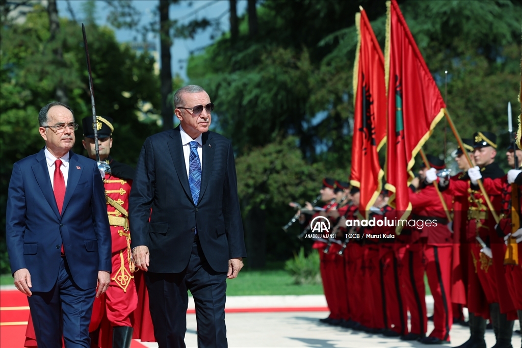 Cumhurbaşkanı Erdoğan, Arnavutluk Cumhurbaşkanı Begay tarafından resmi törenle karşılandı