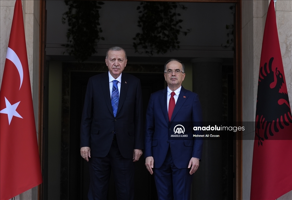 Cumhurbaşkanı Erdoğan, Arnavutluk Cumhurbaşkanı Begay tarafından resmi törenle karşılandı