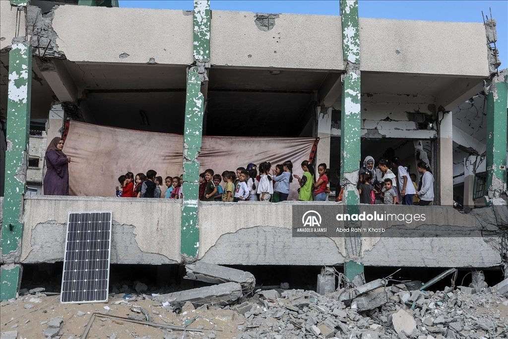İsrail saldırıları altındaki Gazze'de öğrenciler, yıkık binalarda eğitimlerine devam ediyor