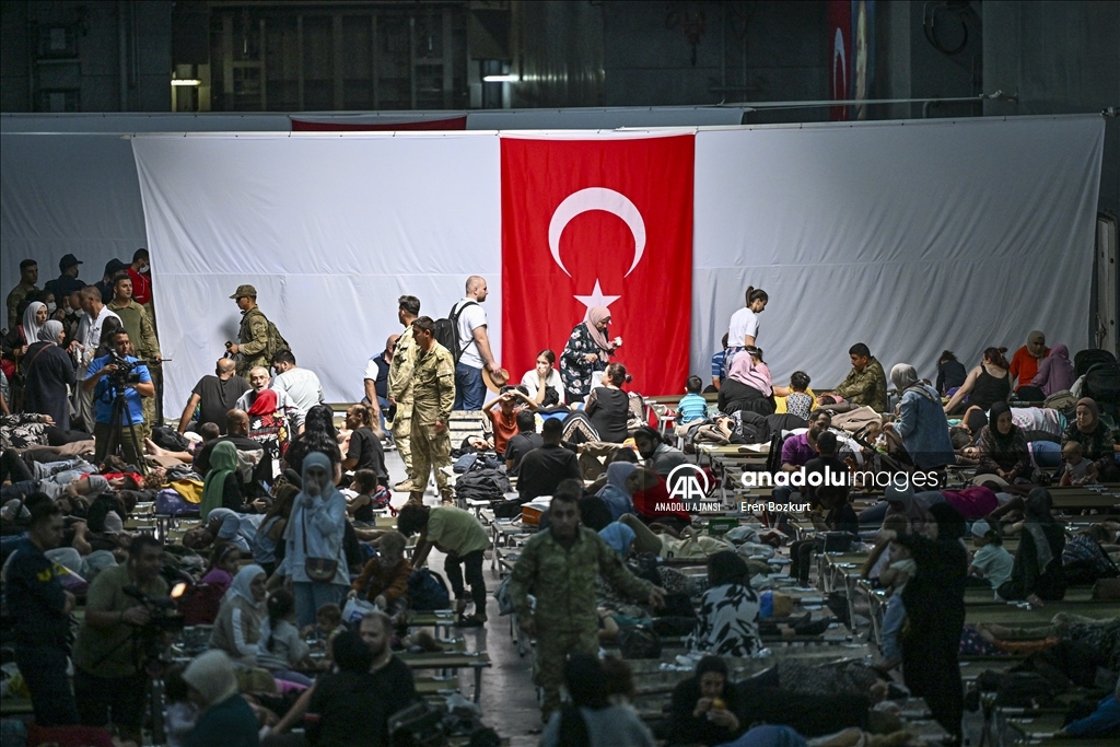 Lübnan'dan tahliye edilen sivilleri taşıyan 2 Türk gemisi Beyrut Limanı'ndan ayrıldı
