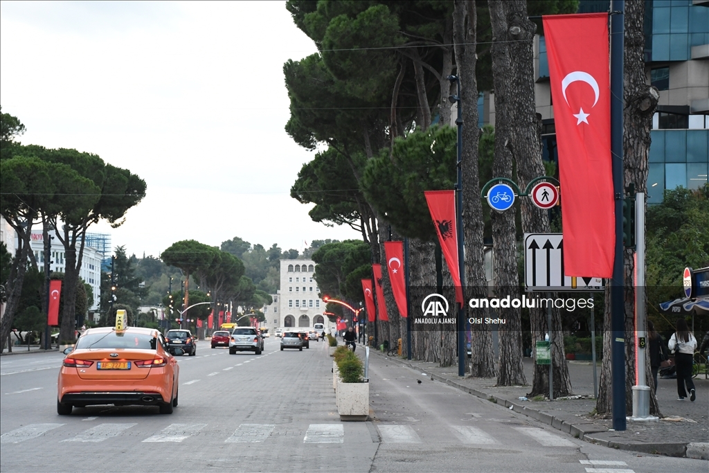 Arnavutluk sokakları Cumhurbaşkanı Erdoğan'ın ziyareti öncesi bayraklarla donatıldı