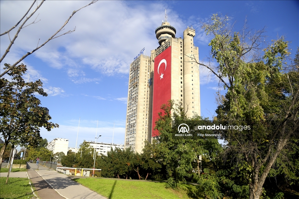 Sırbistan'ın başkenti Belgrad, Cumhurbaşkanı Erdoğan'ın ziyareti öncesi bayraklarla donatıldı