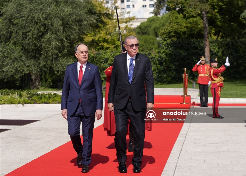 Cumhurbaşkanı Erdoğan, Arnavutluk Cumhurbaşkanı Begay tarafından resmi törenle karşılandı