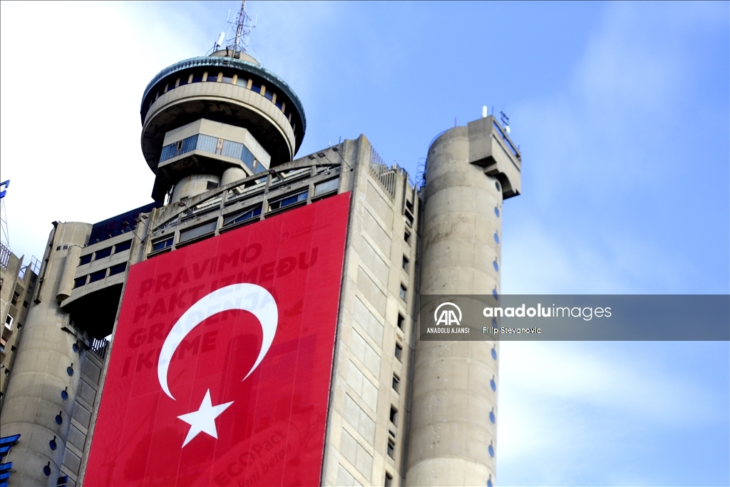 Sırbistan'ın başkenti Belgrad, Cumhurbaşkanı Erdoğan'ın ziyareti öncesi bayraklarla donatıldı