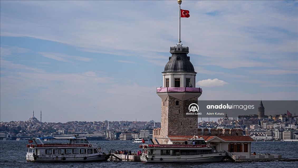 Meme kanserine karşı Kız Kulesi'ne pembe kurdele asıldı