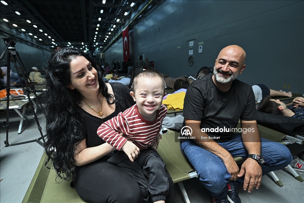 Lübnan'dan tahliye edilen sivilleri taşıyan 2 Türk gemisi Beyrut Limanı'ndan ayrıldı