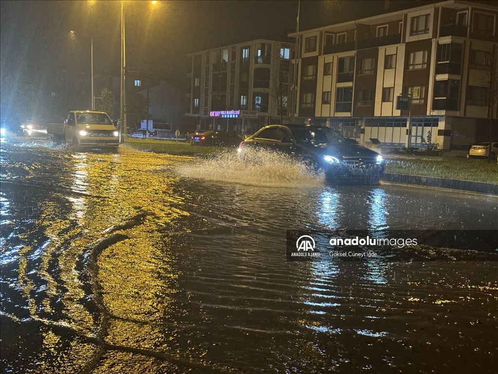 Düzce'de sağanak ve kuvvetli rüzgar etkili oldu