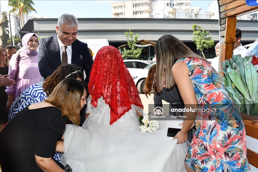 لفتة إنسانية.. مسنة تركية ترتدي فستان الزفاف في حفل رمزي