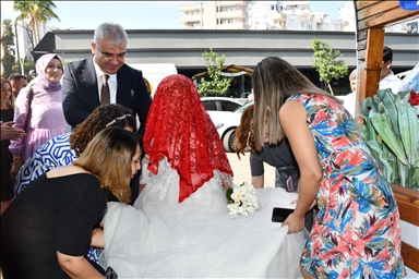 لفتة إنسانية.. مسنة تركية ترتدي فستان الزفاف في حفل رمزي