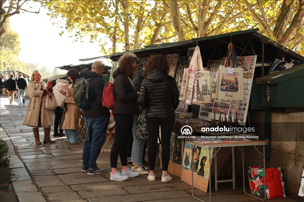 Paris'te Seine Nehri kıyısındaki kitapçılar gün geçtikçe azalıyor  