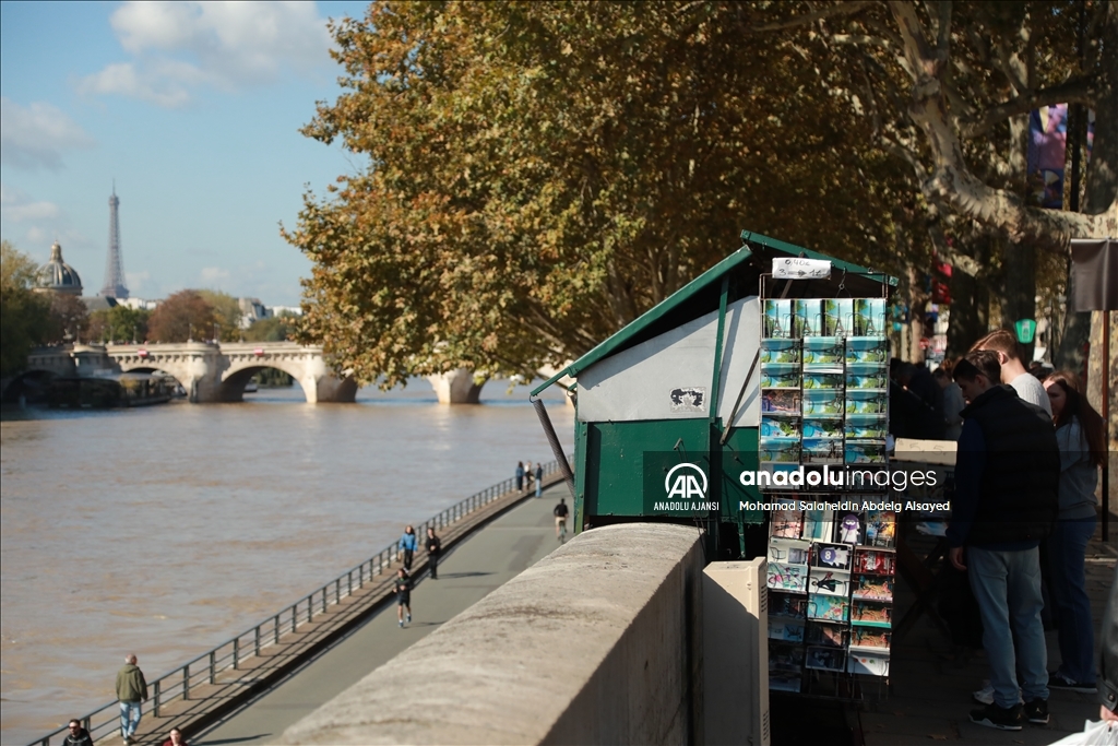 Paris'te Seine Nehri kıyısındaki kitapçılar gün geçtikçe azalıyor  